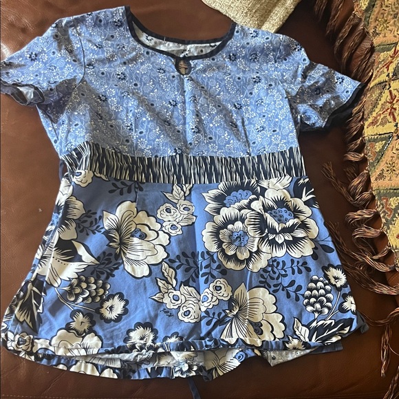 Koi Blue and White Floral Short Sleeve Top - Picture 1 of 3